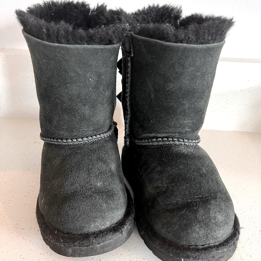 Toddler Black Uggs sz 7 w/ bows